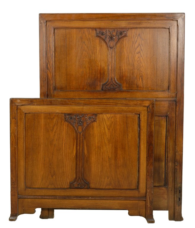 A FRENCH ART NOUVEAU STYLE OAK BED: A FRENCH ART NOUVEAU STYLE OAK BED Early 20th century. In very good condition. Width: 41½ inches
