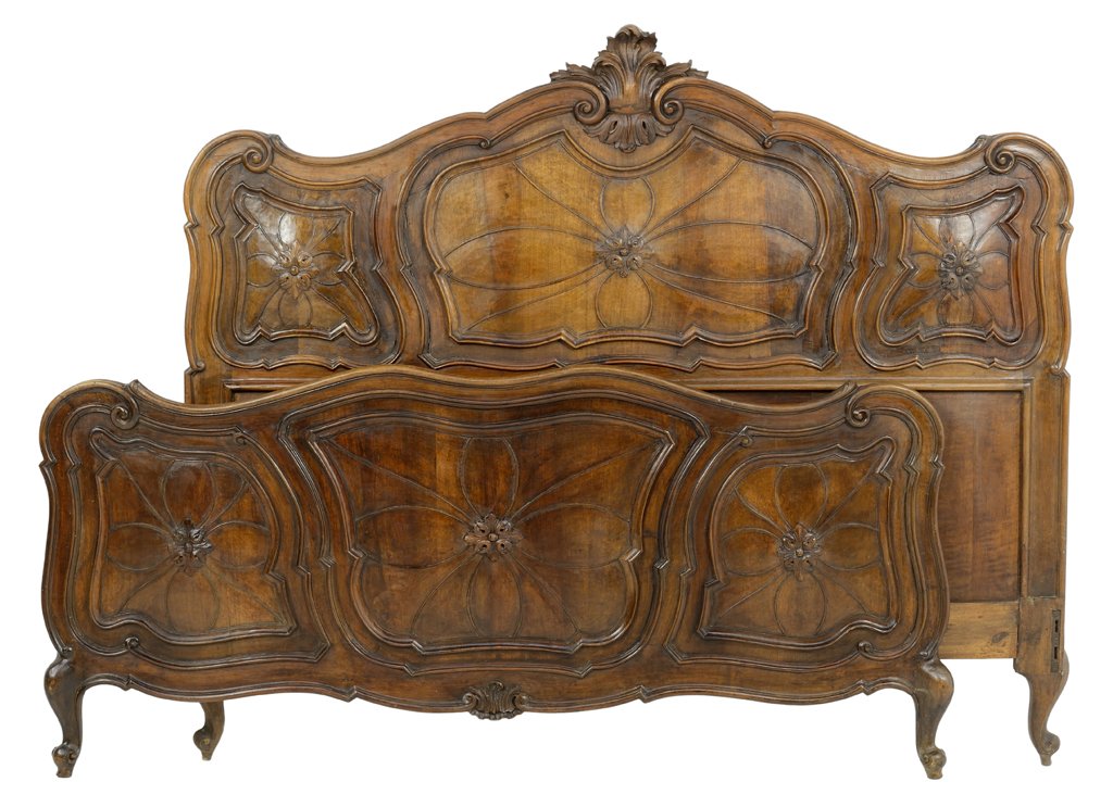 AN ITALIAN ART NOUVEAU STYLE CARVED WALNUT BED: AN ITALIAN ART NOUVEAU STYLE CARVED WALNUT BED Minor exposure to woodworm. Overall in very good condition. Width: 64¼ inches