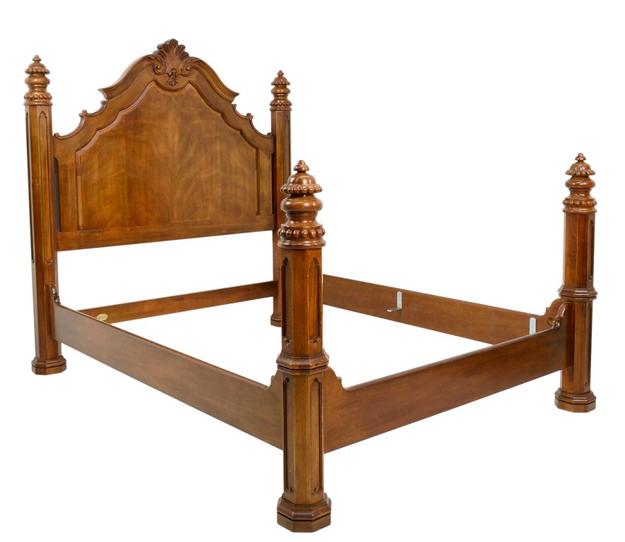 A "NATCHEZ" QUEEN BED BY HENREDON: A ""NATCHEZ"" QUEEN BED BY HENREDON 20th Century In very good condition. 62¼ x 79 inches (157.1 x 200.7 cm).