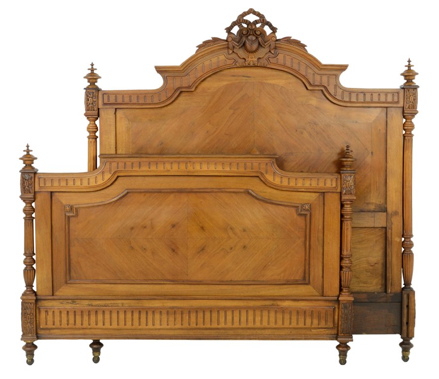 A WALNUT FINISH BED WITH A BERRIBBONED SHIELD, SHERATON: A WALNUT FINISH BED WITH A BERRIBBONED SHIELD, SHERATON FINIALS AND DIAMOND PARQUETRY Late 19th-Early 20th Century Overall very good condition. Width: 54½ inches