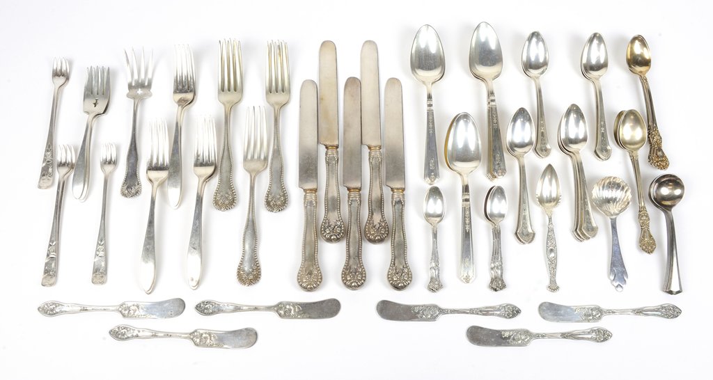 A COLLECTION OF ASSORTED STERLING SILVER & SILVERPLATE: A COLLECTION OF ASSORTED STERLING SILVER & SILVERPLATE FLATWARE Circa Early-Mid 20th Century A grouping of sterling silver flatware and silverplate flatware pieces in a variety of patterns and makers.