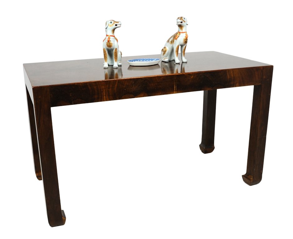 AN ASIAN SCHOLAR'S DESK WITH A PAIR OF FU DOGS AND DISH: AN ASIAN SCHOLAR'S DESK WITH A PAIR OF FU DOGS AND DISH Early-Mid 20th Century A pair of Mottahedeh replica Qianlong export wares fu dogs, a blue and white porcelain dish, and figured mahogany veneere