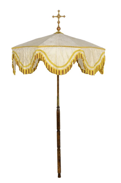 A ROMAN CATHOLIC CEREMONIAL UMBRACULUM: A ROMAN CATHOLIC CEREMONIAL UMBRACULUM The umbraculum of typical form and color for use in the Holy Sacrament of the Eucharist, in white and gold silk body and fringe, surmounted by a turned cruciform