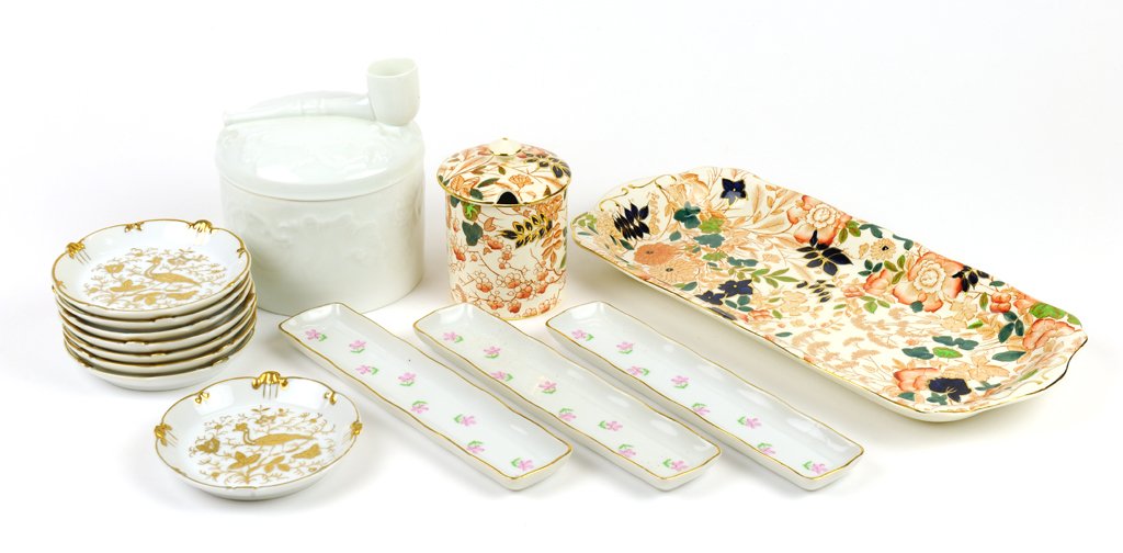 A COLLECTION OF PORCELAIN TABLE ARTICLES: A COLLECTION OF PORCELAIN TABLE ARTICLES The group includes a Royal Cauldon "Bittersweet" lidded jar and tray, 8 shallow gilded dishes with bird motif, three porcelain trays with floral motif, and a b