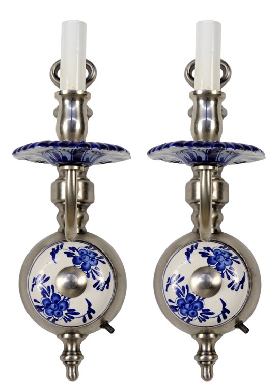 A PAIR OF ITALIAN BLUE AND WHITE PORCELAIN WALL SCONCES: A PAIR OF ITALIAN BLUE AND WHITE PORCELAIN WALL SCONCES Italy, Circa Mid 20th Century The pair of single-light wall sconces each with brass body issuing the single light and descending to a single ins