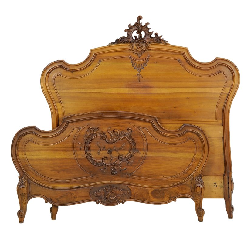 A FRENCH LOUIS XV STYLE BED: A FRENCH LOUIS XV STYLE BED The bed with carved rocaille and leaf decoration to top rail of headboard and center of footboard, raised on short cabriole legs. Comprising headboard, footboard and side r