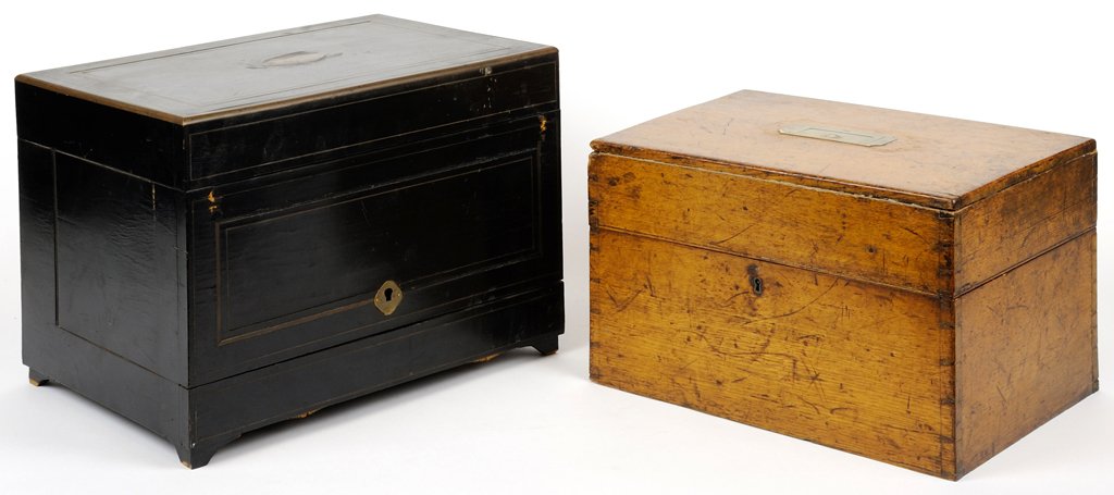 A WOODEN TABLE CASKET: A WOODEN TABLE CASKET With brass handle and fittings, together with a cave-a-liqueur, lacking decanters and glasses. H 10¾ x W 14¾ x D 10¾ inches. Provenance: Property from the Estate of George Zou