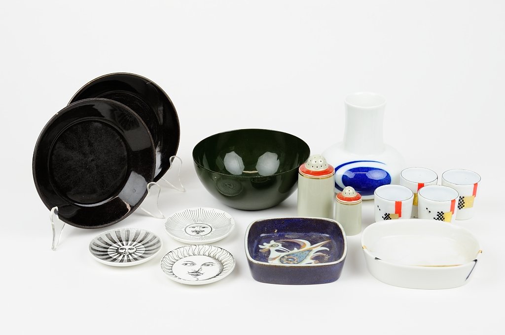 A GROUP OF CONTINENTAL MID-CENTURY PORCELAIN AND ENAMEL: A GROUP OF CONTINENTAL MID-CENTURY PORCELAIN AND ENAMEL ARTICLES Comprising two Arabia, Finland plates, a green enamel bowl, the reverse with affixed label Made in Finland, a pair of Royal Copenhagen 