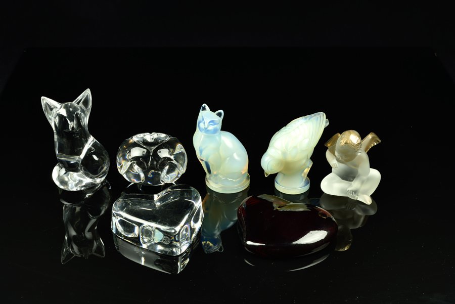 A GROUP OF CRYSTAL AND ART GLASS ARTICLES 7 pieces: A GROUP OF CRYSTAL AND ART GLASS ARTICLES Comprising a Baccarat crystal heart paperweight, signed to one side, a Steuben fox paperweight, signed to base, a Lalique crystal Elton's Angel with gilt pain