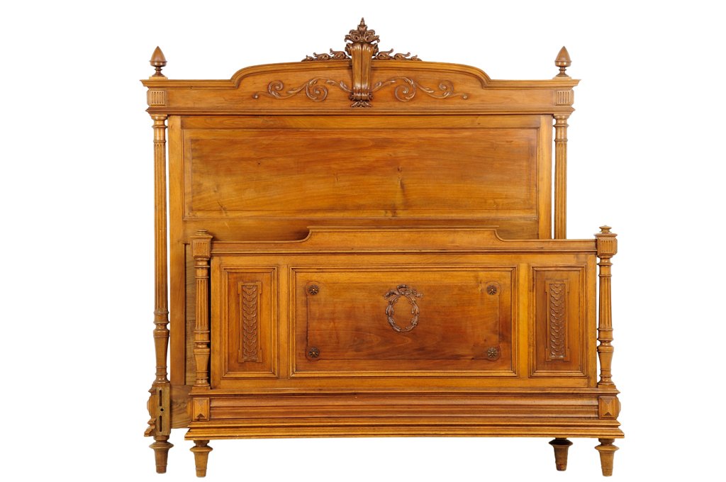 A FRENCH RENAISSANCE REVIVAL BED: A FRENCH RENAISSANCE REVIVAL BED The bed having a stepped top rail surmounted with a carved foliate crest, flanked by reeded columns surmounted with acorn form finials. Comprising headboard, footboard