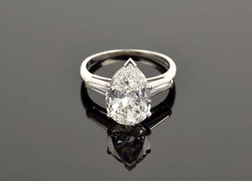 A PEAR-SHAPED DIAMOND RING IN 14 KARAT WHITE GOLD WITH