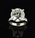 AN 8.14 CARAT ROUND BRILLIANT CUT DIAMOND RING SET IN