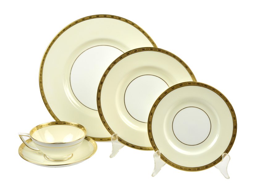 AN ENGLISH MINTON PORCELAIN DINNER SERVICE FOR EIGHT: AN ENGLISH MINTON PORCELAIN DINNER SERVICE FOR EIGHT The dinner service comprising 8 dinner plates, 8 luncheon plates, 8 bread plates, 10 teacups and 9 saucers. 43 items total. Diam 10¼ inches.