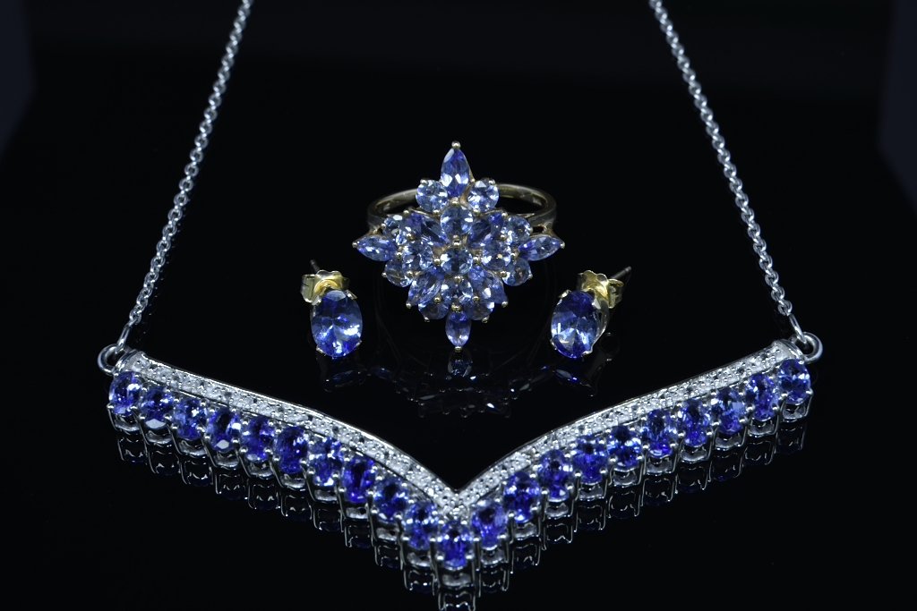 A TANZANITE SUITE: RING, NECKLACE AND EARRINGS (1 of 4)