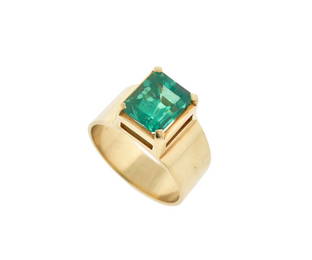 A COLUMBIAN EMERALD SET IN 21 KARAT YELLOW GOLD
