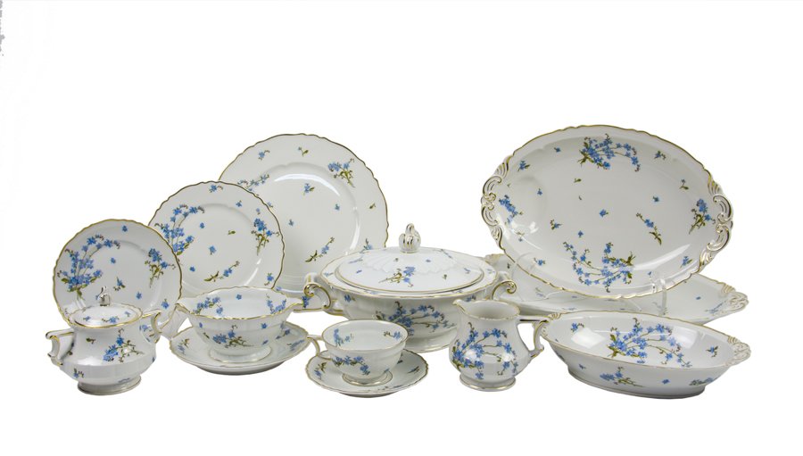 A HAVILAND LIMOGES PORCELAIN DINNER SERVICE FOR EIGHT (1 of 10)