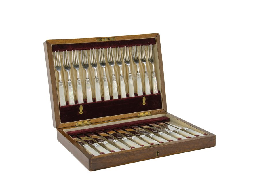 AN ENGLISH SILVER-PLATE AND MOTHER-OF-PEARL FISH (1 of 6)