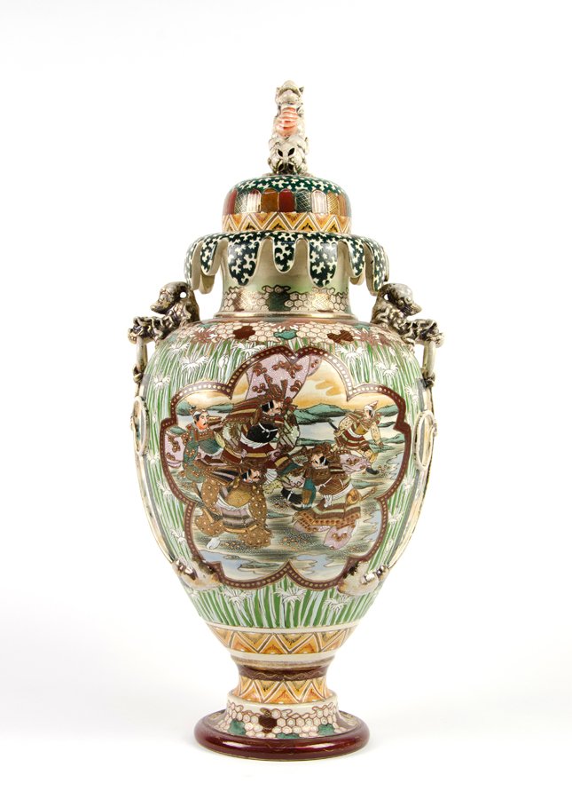 A JAPANESE SATSUMA STYLE PORCELAIN VASE (1 of 7)
