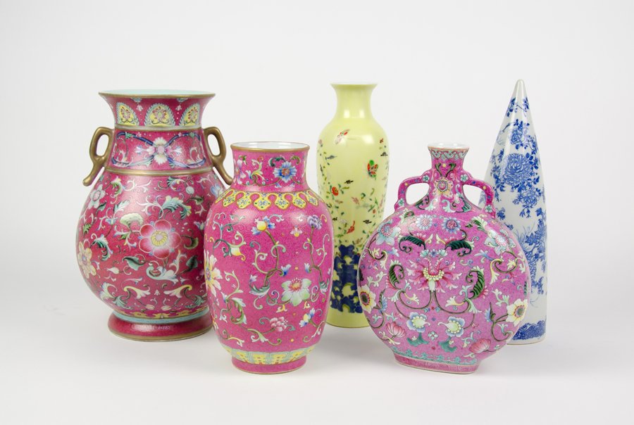 A GROUP OF FIVE ASIAN PORCELAIN ARTICLES (1 of 10)