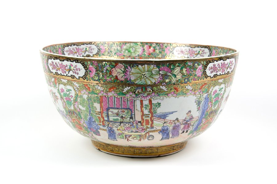 A LARGE CHINESE CANTON EXPORT STYLE PORCELAIN BOWL (1 of 2)
