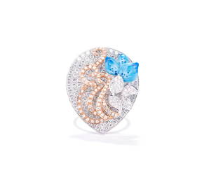 A LARGE DIAMOND RING WITH ENAMEL ACCENTS