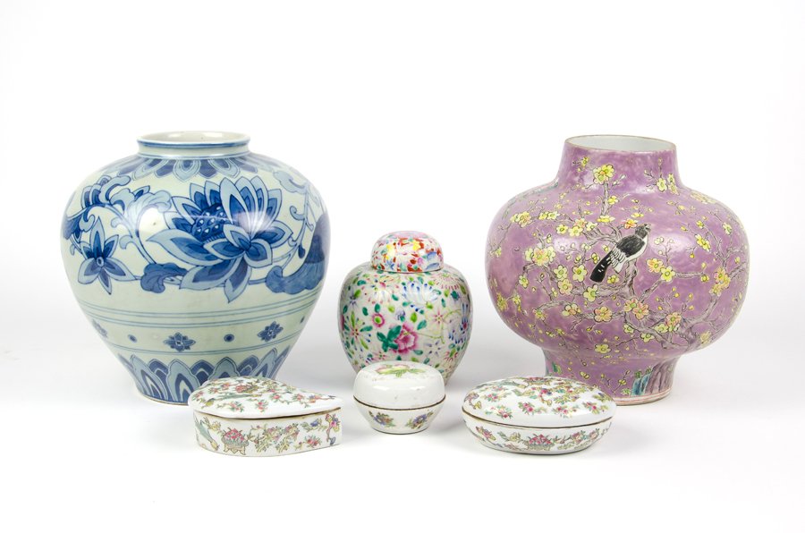 A GROUP OF SIX CHINESE PORCELAIN ARTICLES (1 of 7)