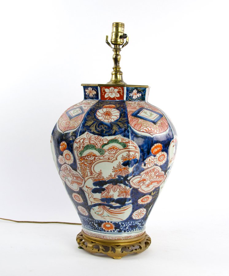 A JAPANESE IMARI VASE CONVERTED TO A LAMP (1 of 1)