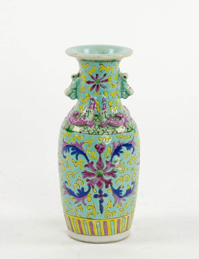A STRAITS CHINESE PORCELAIN VASE: A STRAITS CHINESE PORCELAIN VASE 20th Century Decorated with incised floral design with applied fu dog handles and lizard detail to the base of the neck, with six character apocryphal Zongzheng mark t