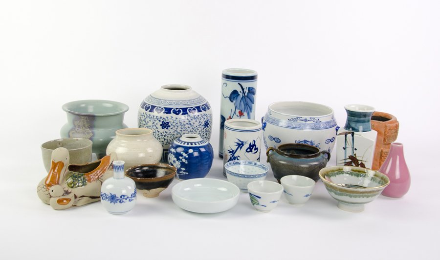 A COLLECTION OF CHINESE AND JAPANESE BLUE AND WHITE AND (1 of 1)