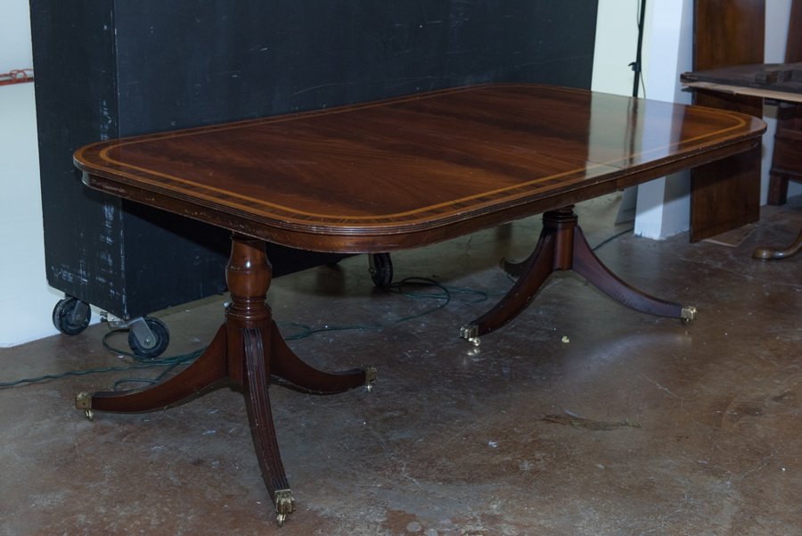 A MAHOGANY DINING ROOM TABLE (1 of 4)