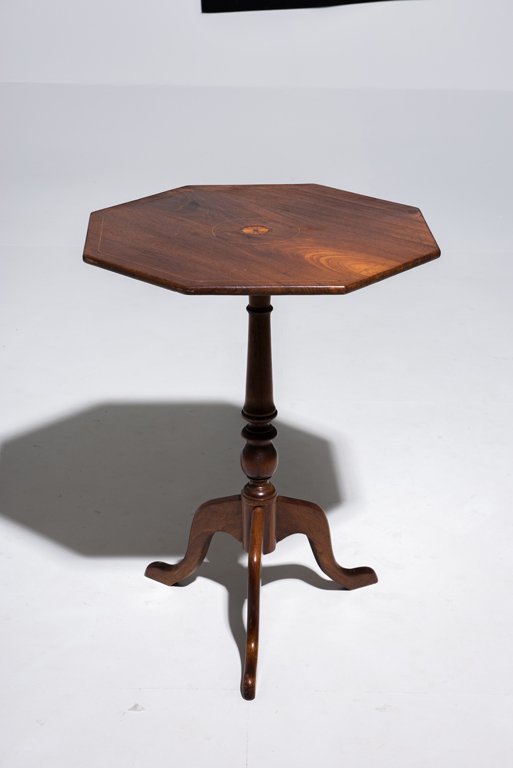 A VICTORIAN MAHOGANY TILT-TOP TABLE (1 of 3)