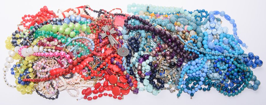 A QUANTITY OF ASSORTED COSTUME JEWELRY AND BEADS (1 of 2)