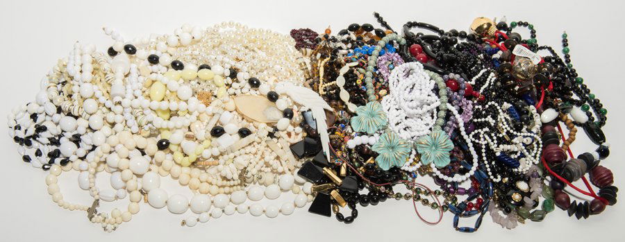 A QUANTITY OF ASSORTED COSTUME JEWELRY AND BEADS (1 of 2)