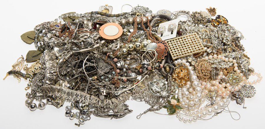 ASSORTED SILVER AND SILVER TONE JEWELRY (1 of 2)