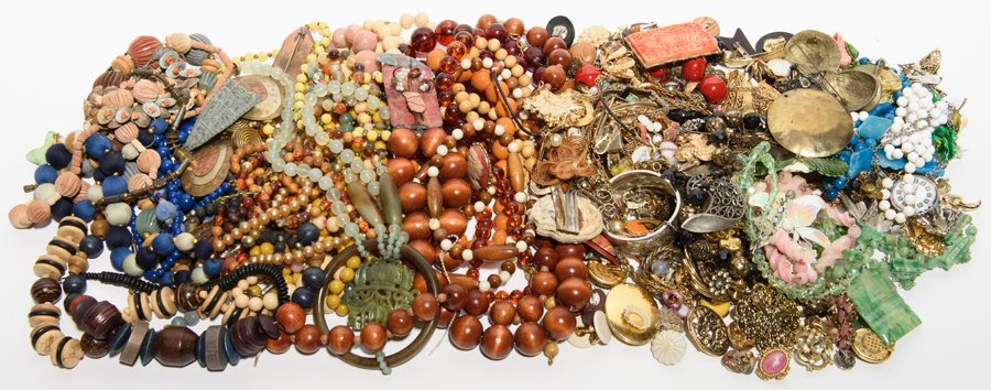 A QUANTITY OF ASSORTED BEADS, PENDANTS, BROOCHES AND (1 of 2)