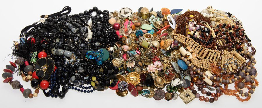 A QUANTITY OF ASSORTED COSTUME JEWELRY AND BEADS (1 of 2)