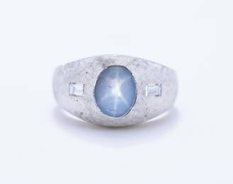 A WHITE GOLD BLUE STAR SAPPHIRE RING
