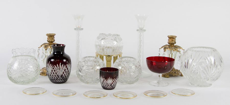 A COLLECTION OF DECORATIVE GLASS WARE (1 of 1)