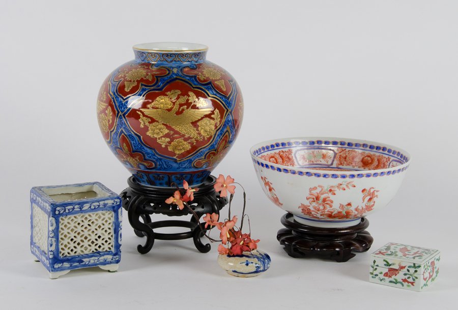 A GROUP OF CHINESE AND JAPANESE CERAMIC ITEMS (1 of 1)