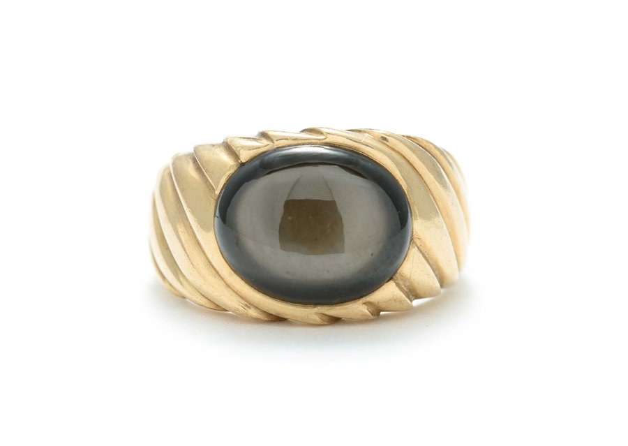 A BLACK SAPPHIRE GENTLEMEN'S RING (1 of 2)