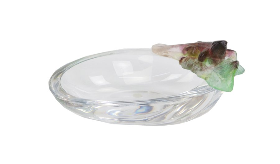 A DAUM FRANCE COUPELLE NATURE LIZARD: A DAUM FRANCE COUPELLE NATURE LIZARD Second half 20th century The coupelle of oval form, having an applied pate-de-verre lizard on a leaf, with etched Daum France signature to rim. With original box. 