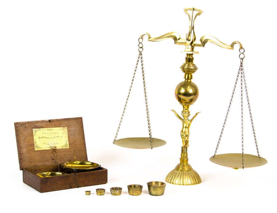 A W & T. AVERY BOXED SET OF BALANCE SCALES WITH WEIGHTS (1 of 1)