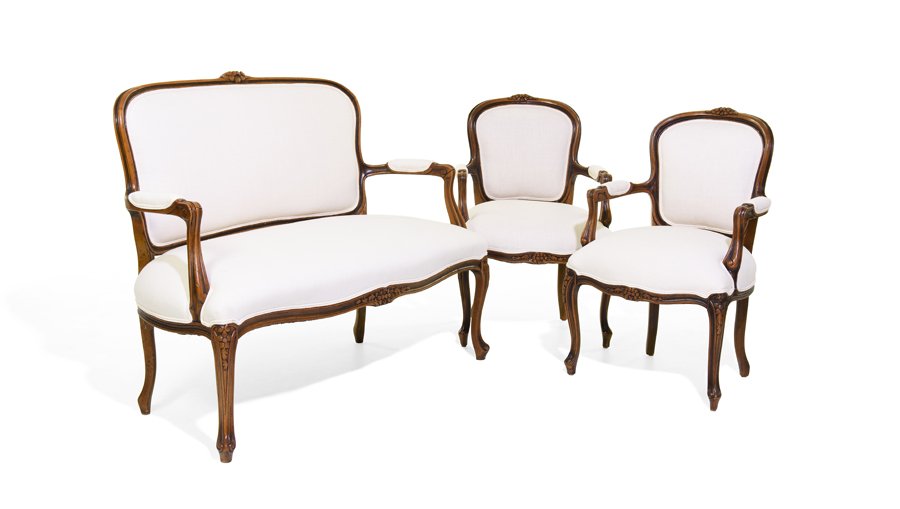 A LOUIS XV STYLE WALNUT SALON SUITE: A LOUIS XV STYLE WALNUT SALON SUITE 20th century The salon suite comprised of a settee and a pair of fauteuil. Each having a curved crest rail with a foliate carved crest above the cartouche form upho