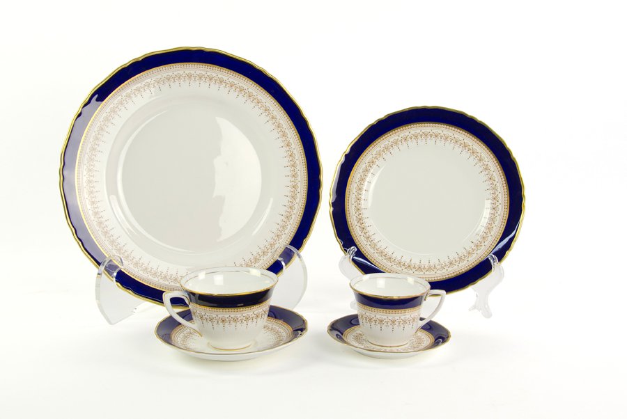A ROYAL WORCESTER PORCELAIN DINNER SERVICE FOR TEN: A ROYAL WORCESTER PORCELAIN DINNER SERVICE FOR TEN 20th century In the 'Regency' pattern, comprised of 15 dinner plates, 12 salad plates, 10 teacups with 10 saucers, and 9 coffee cups with 11 saucers.