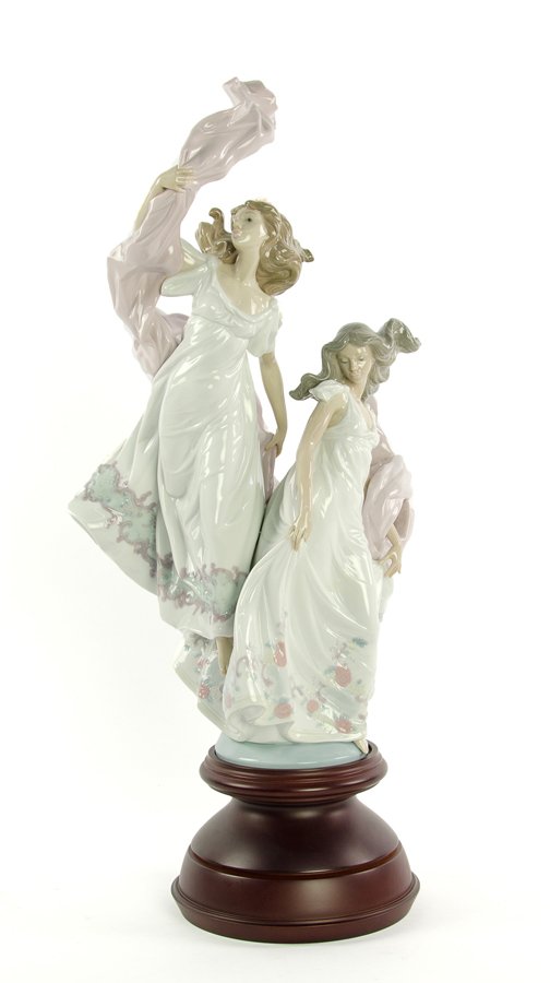 A LLADRO 'ALLEGORY OF LIBERTY' FIGURINE WITH WOODEN (1 of 2)
