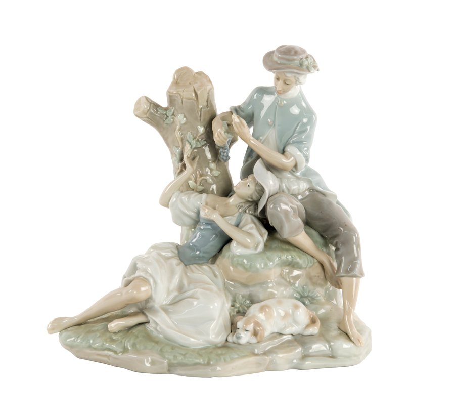 A LLADRO PORCELAIN FIGURAL GROUP (1 of 3)