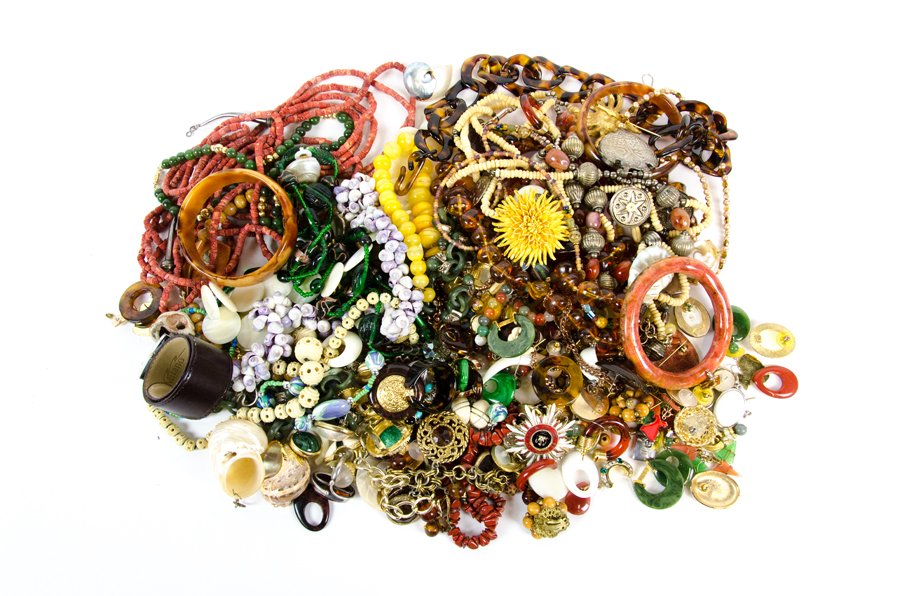 A QUANTITY OF ASSORTED COSTUME JEWELRY (1 of 1)