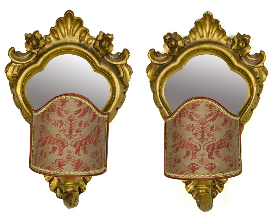 A PAIR OF FRENCH GILTWOOD MIRRORED ONE-LIGHT SCONCES (1 of 3)