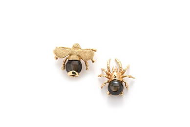 A SET OF 14K YELLOW GOLD BLACK STAR SAPPHIRE SPIDER AND