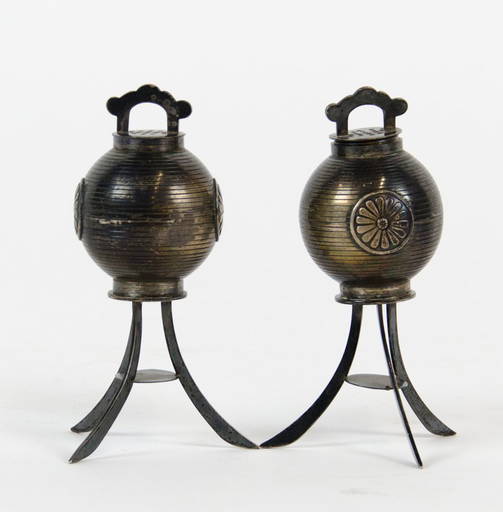 A Pair Of Japanese Salt And Pepper Shakers
